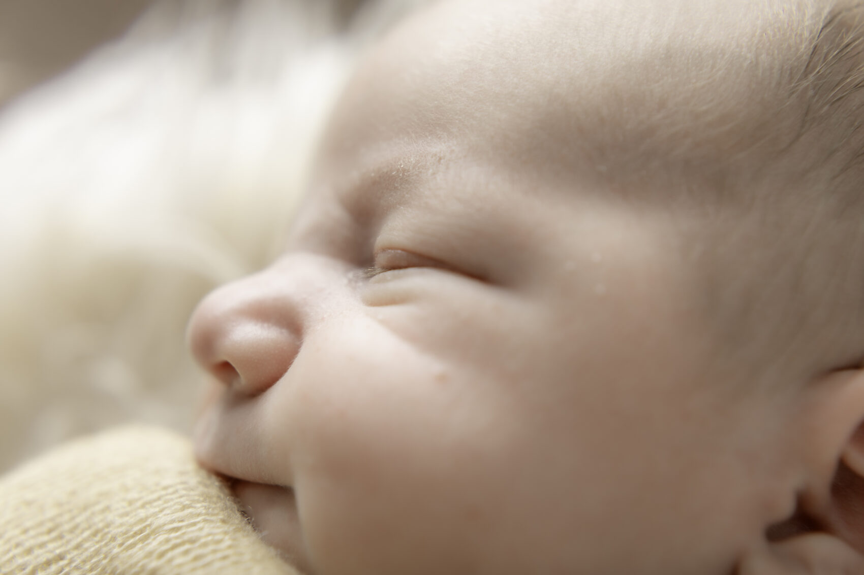 Newbornfotograaf te klundert, geposeerd en lifestyle