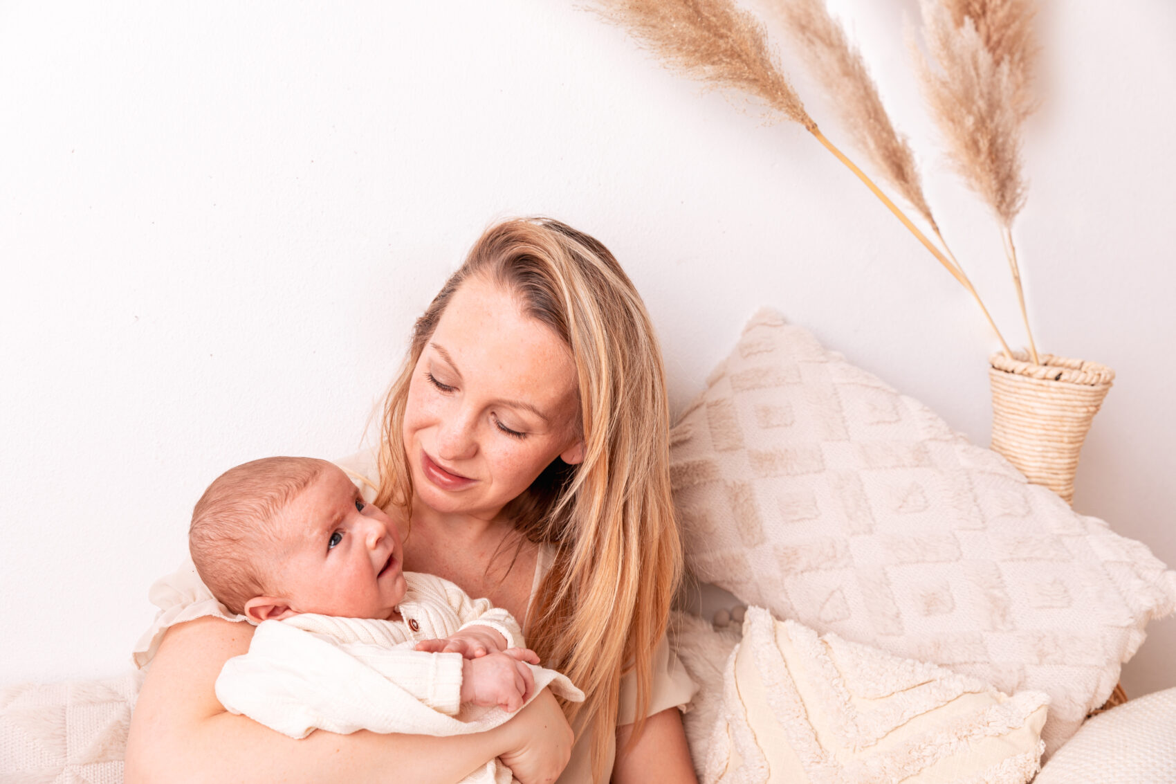 Newbornfotograaf te klundert, geposeerd en lifestyle