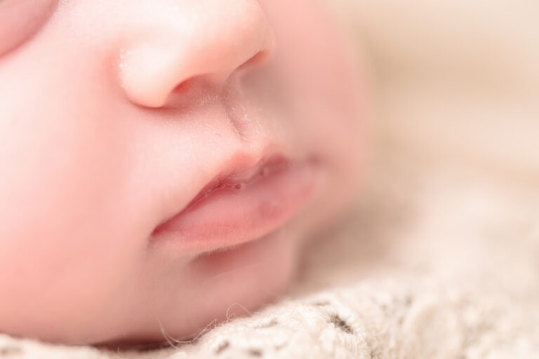 Newbornfotograaf te zevenbergen. studio of aan huis