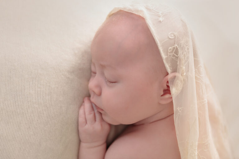 Newbornfotograaf te zevenbergen. studio of aan huis