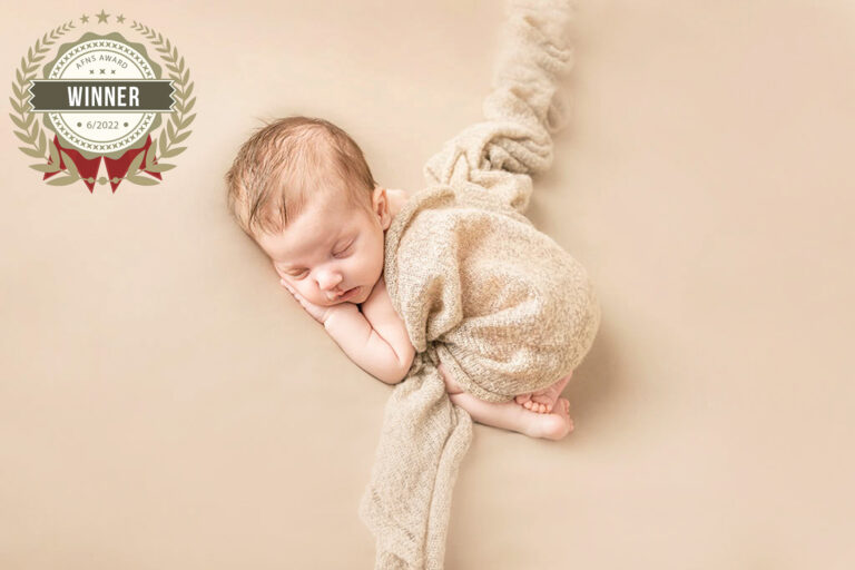 Een baby geposeerd tijdens een geposeerde newborn shoot in de studio