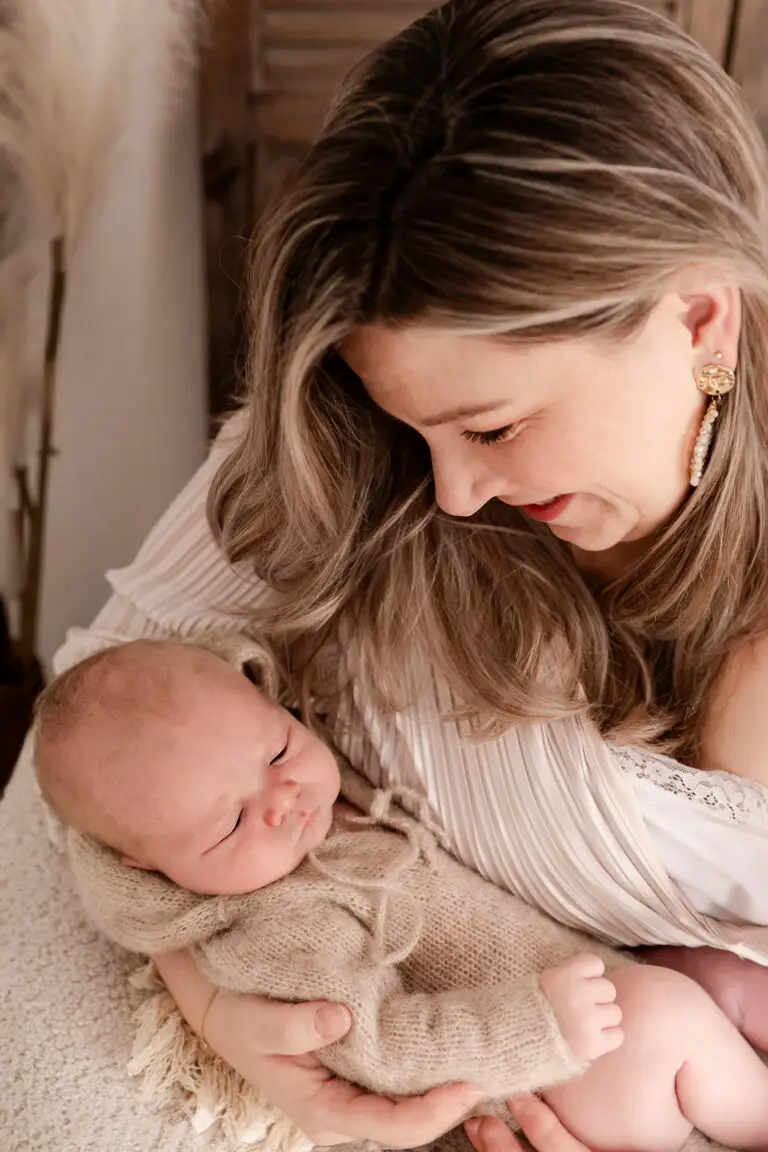 Een mama met haar baby tijdens een lifestyle newbornsessie thuis of in mijn studio te zevebergen