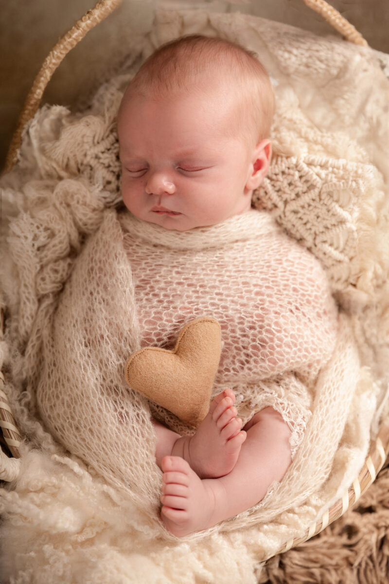 Een mama met haar baby tijdens een lifestyle newbornsessie thuis of in mijn studio te zevebergen