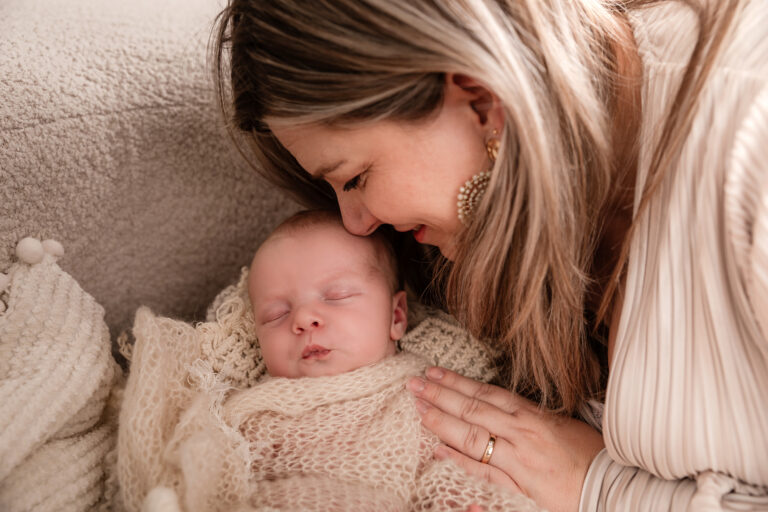 Een mama met haar baby tijdens een lifestyle newbornsessie thuis of in mijn studio te zevebergen