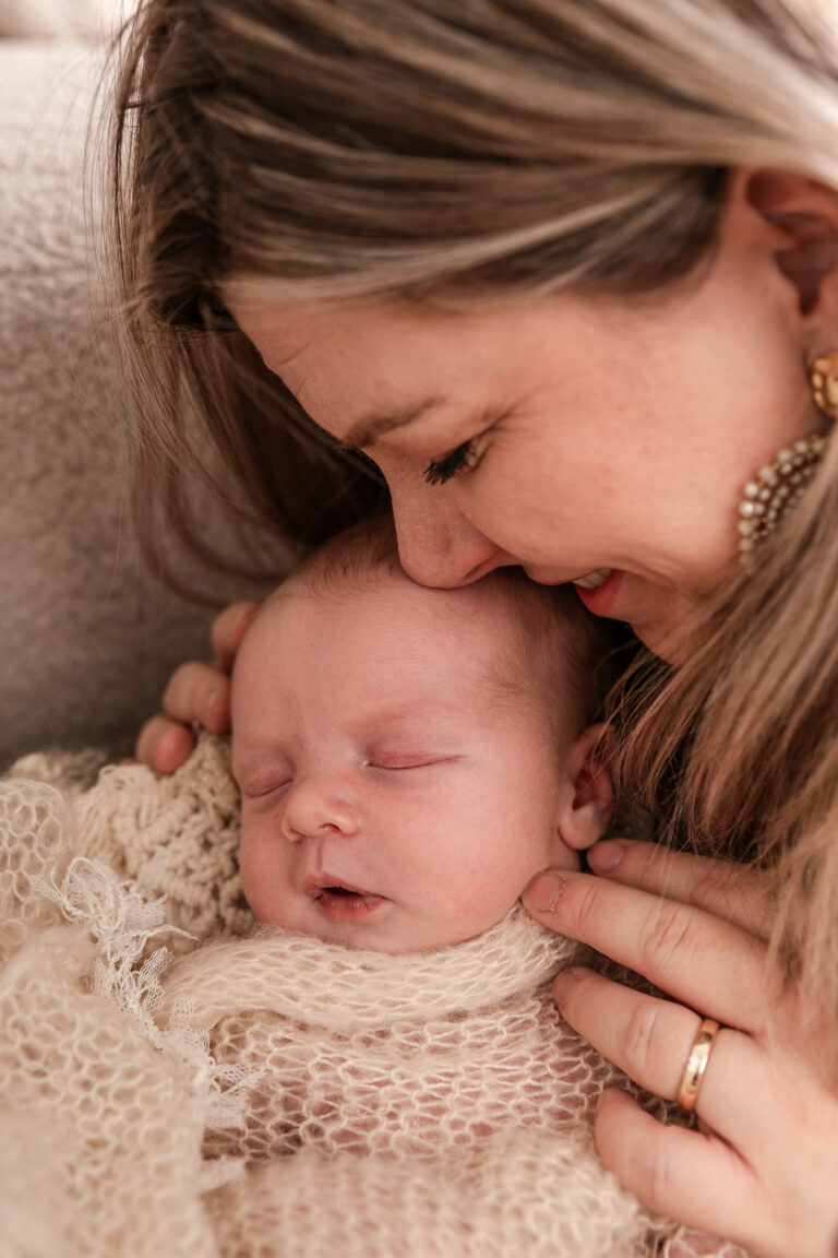 Een mama met haar baby tijdens een lifestyle newbornsessie thuis of in mijn studio te zevebergen