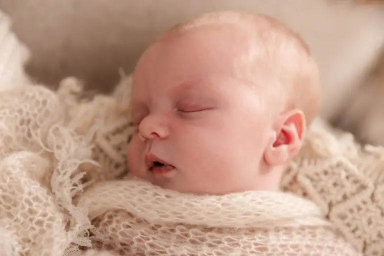 een baby tijdens een newbornshoot aan huis of in mijn studio in lifestyle vorm, heerlijk slapend en relaxed.