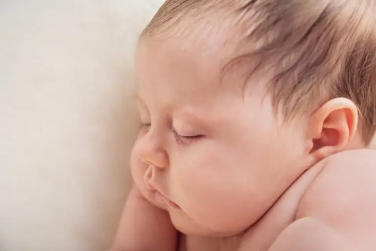 Een baby geposeerd tijdens een geposeerde newbornsessie in de studio/portfolio