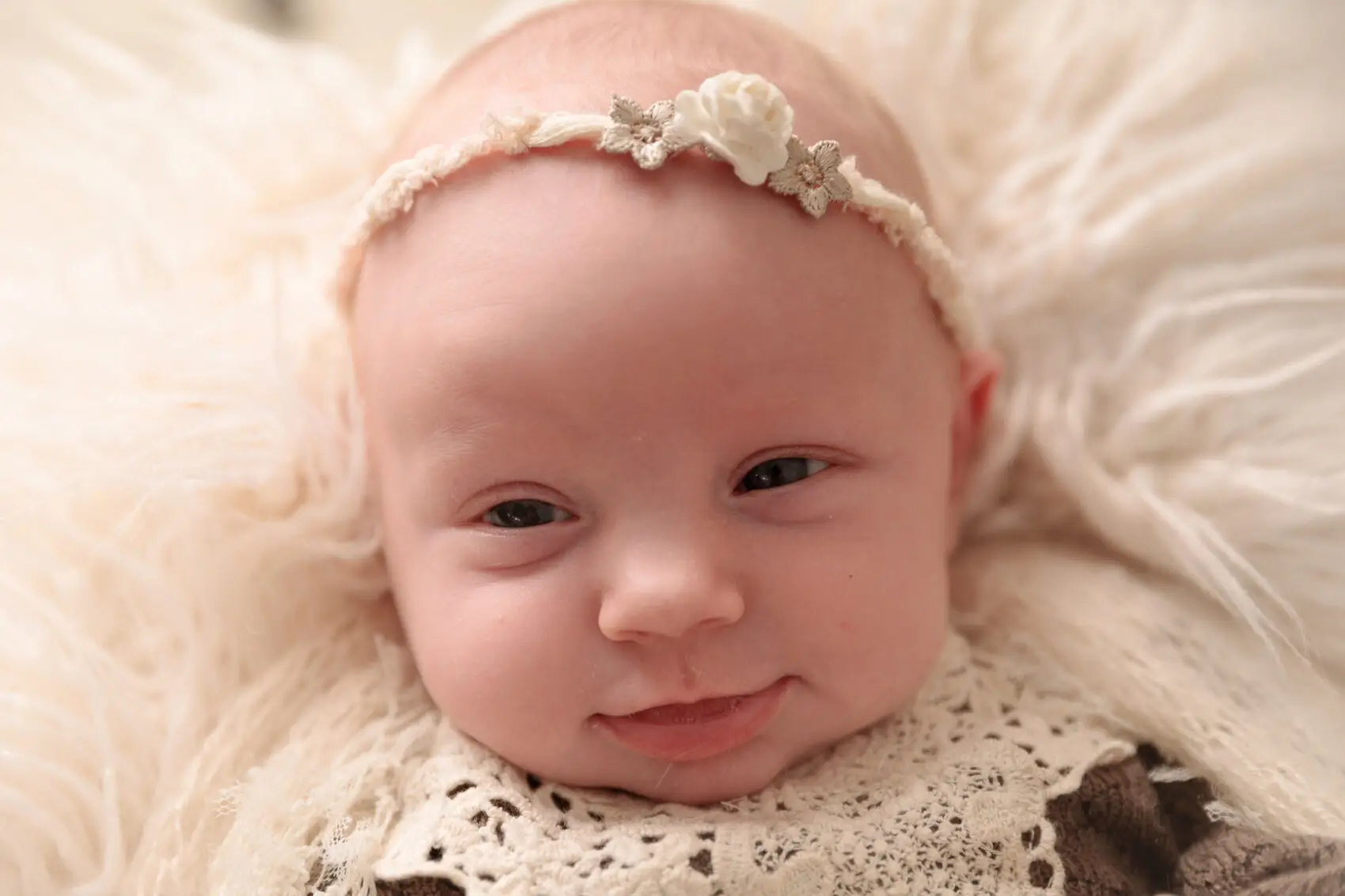 Een baby geposeerd tijdens een geposeerde newbornsessie in de studio