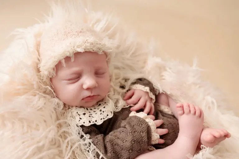 Een baby geposeerd tijdens een geposeerde newbornsessie in de studio/portfolio