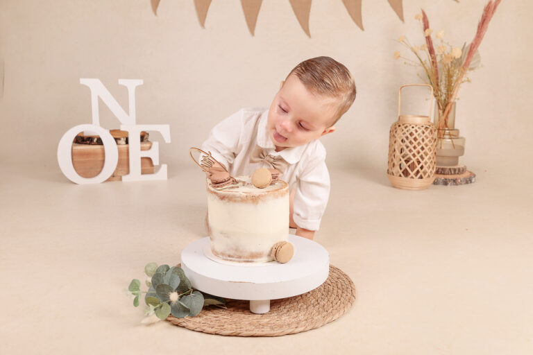fotoshoot van een kindje wat in de taart pakt tijdens een cakesmashshoot