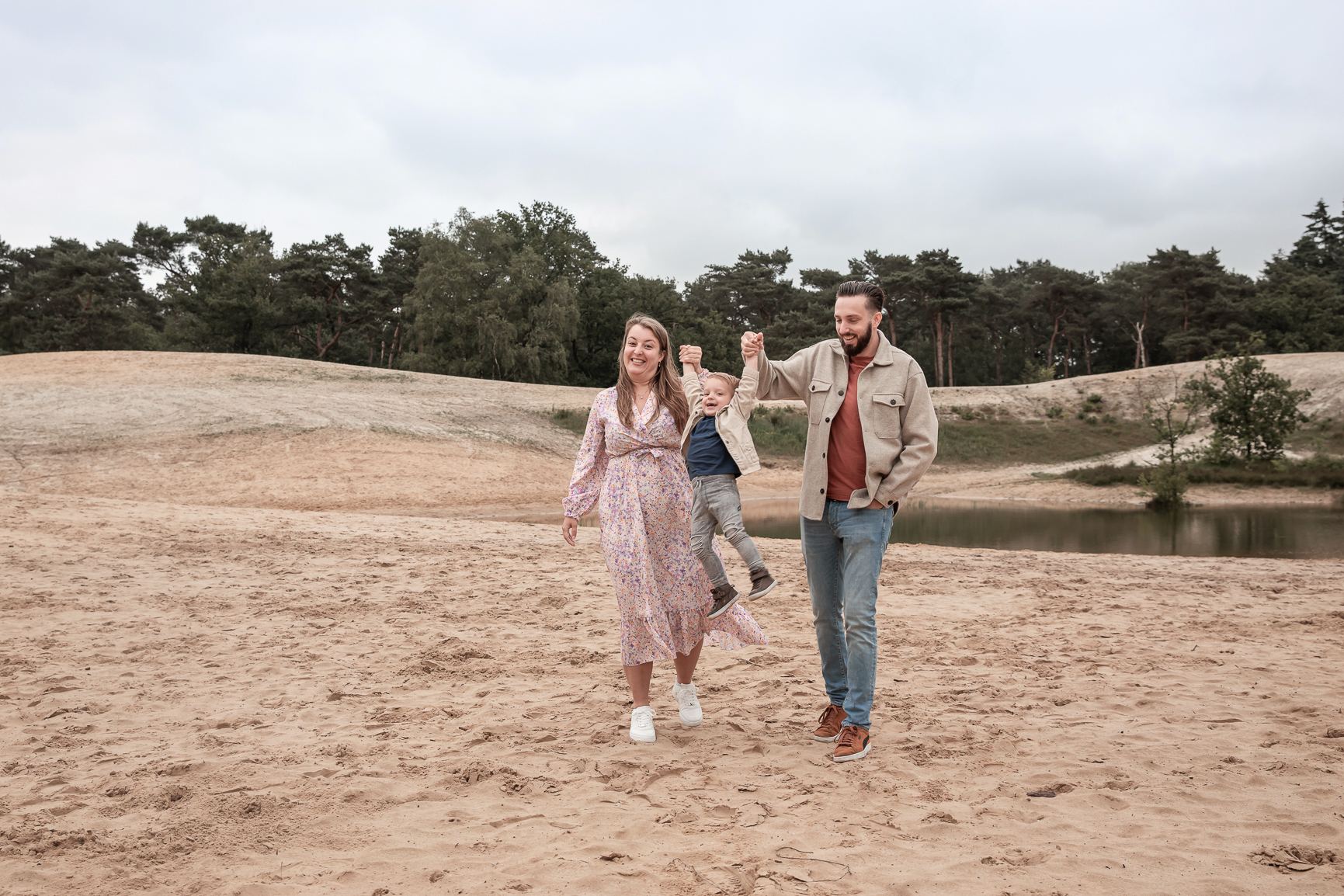 Een familie met hun zoontje tijdens een familieshoot bij de Bergsche heide