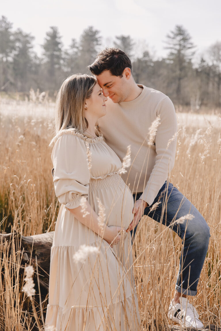 Romantisch en liefdevol zwangerschapshoot van een leuk stel.