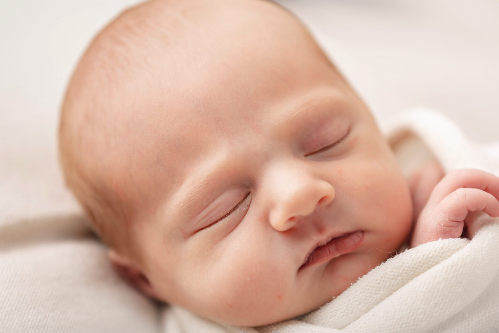 close up van een baby tijdens een naturel newbornstyle shoot