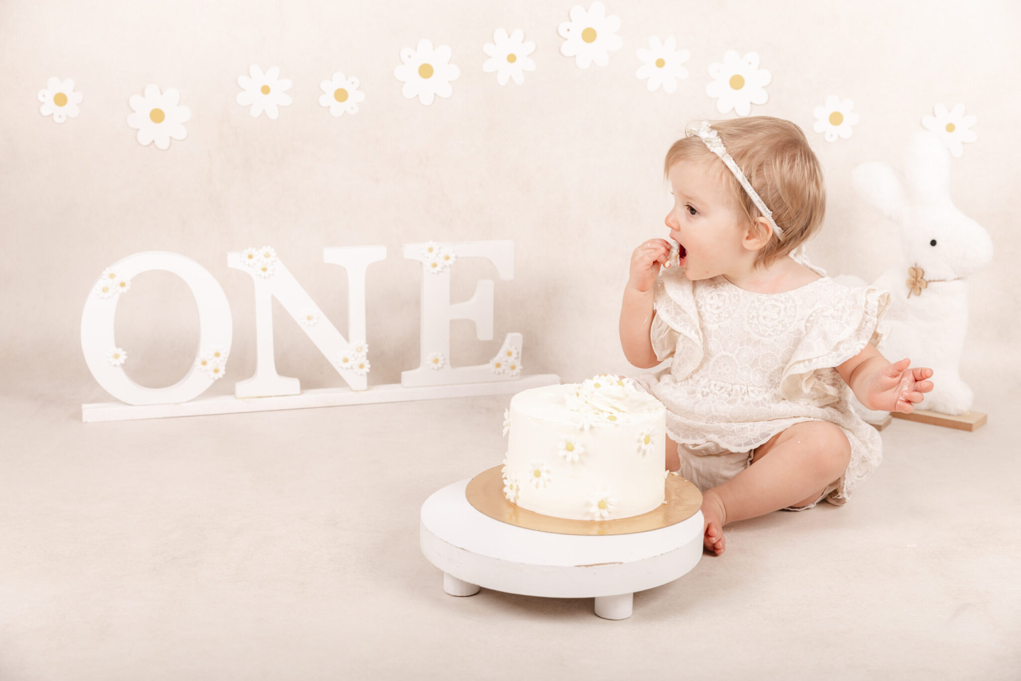 meisje etend van haar taart tijdens de cakesmash