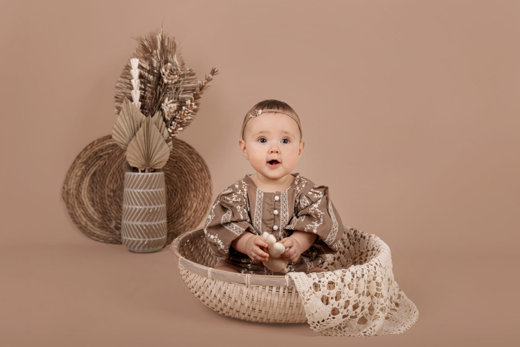 meisje zitten in mandje tijdens een sittershoot.