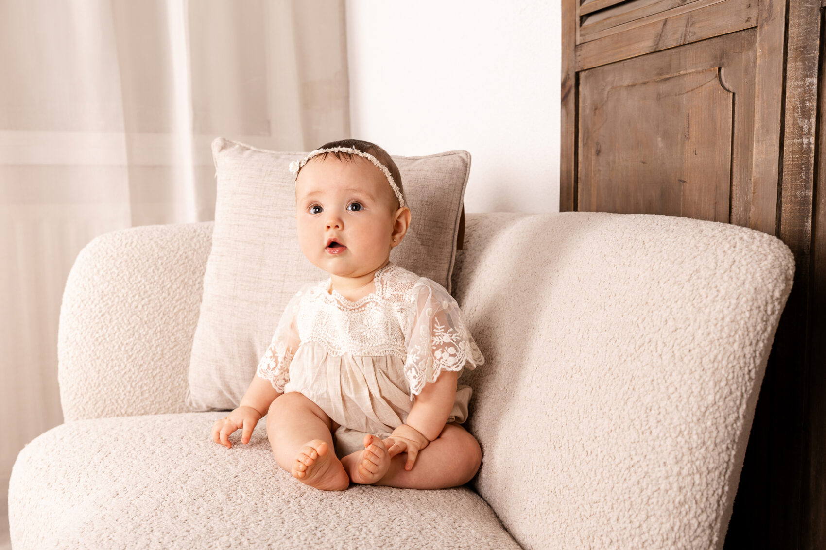 kindje zittend op een bankje tijdens een shoot in de studio