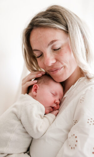 Lifestyle newbornshoot thuis met baby en mama