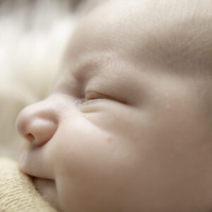 Newbornfotograaf te klundert, geposeerd en lifestyle